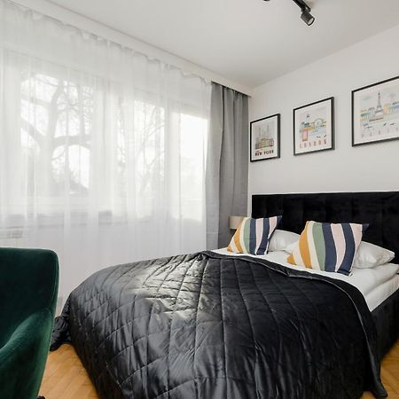 Modern Black & Wooden Apartment Warsaw Near The Airport By Noclegi Renters Exterior foto